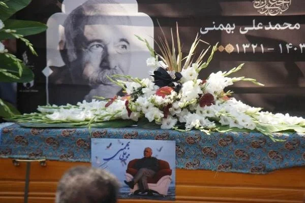 پیکر «محمد علی بهمنی» در تالار شهید آوینی بندرعباس آرام گرفت